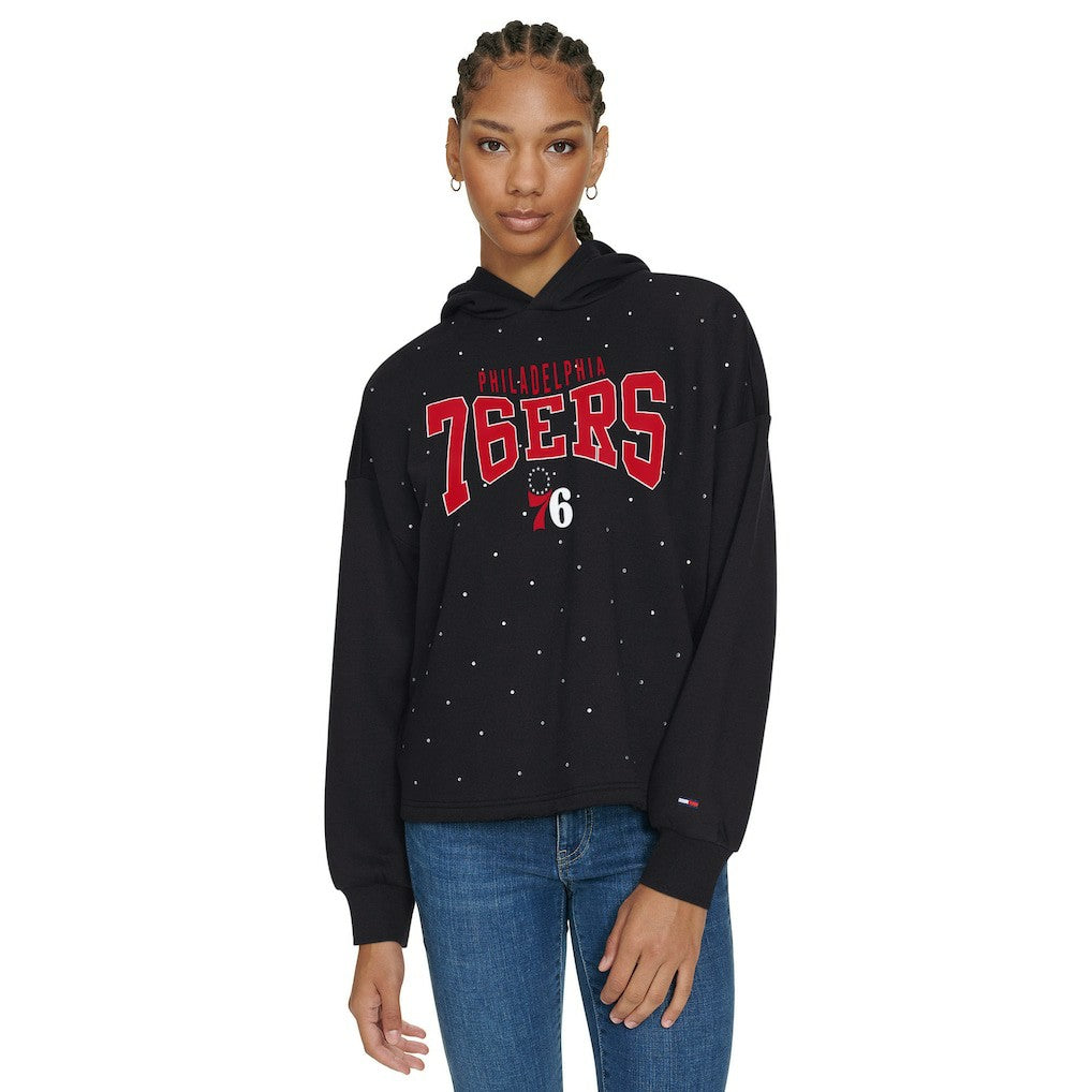 Black Philadelphia 76ers Tommy Jeans Women's Stella Cropped Pullover Hoodie | NBA