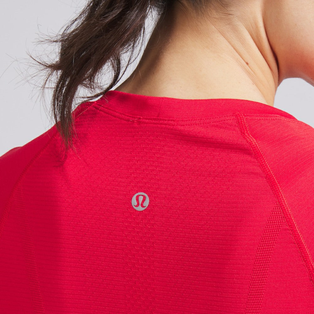 Chicago Blackhawks lululemon Women's Swiftly Tech Short-Sleeve Shirt 2.0 -  NHL