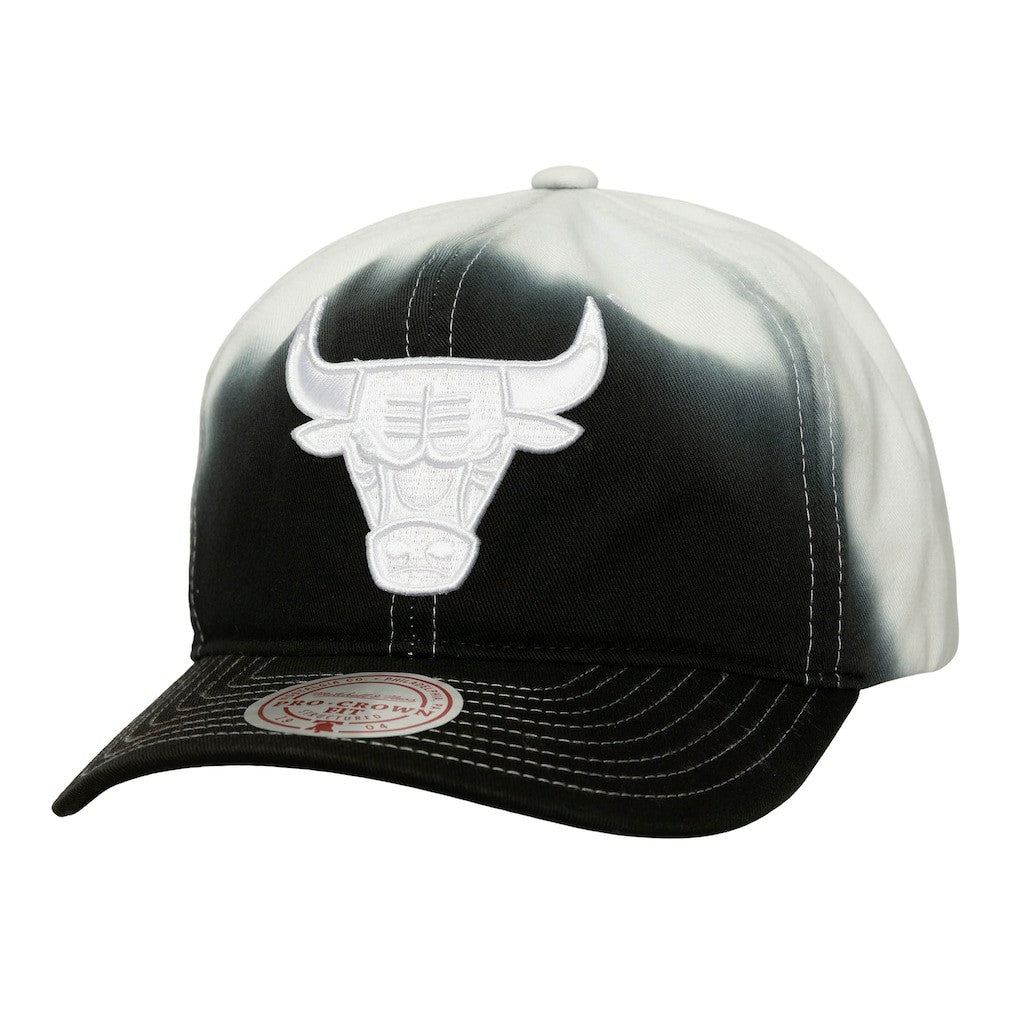 Black/White Chicago Bulls Dip Dye Pro Crown Adjustable Hat | NBA