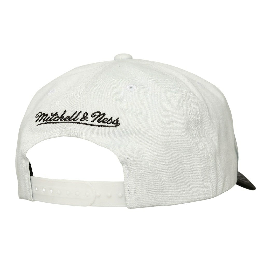 Black/White Chicago Bulls Dip Dye Pro Crown Adjustable Hat | NBA