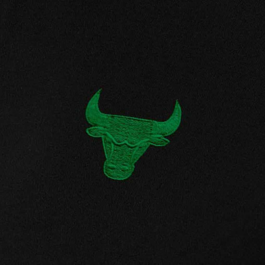 Black Chicago Bulls Antigua Women's St. Patrick's Day Intent Quarter-Zip Top | NBA