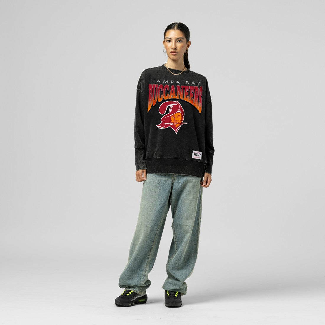 Tampa Bay Buccaneers Women's Delineate Mineral Wash Crewneck Sweatshirt | NFL Outlet