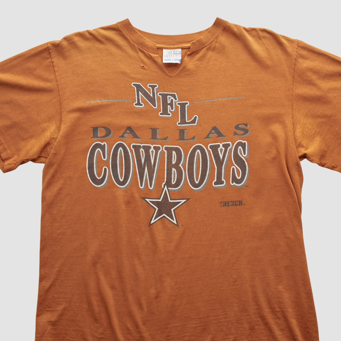 Dallas Cowboys Trench 90s T-shirt | NFL Outlet