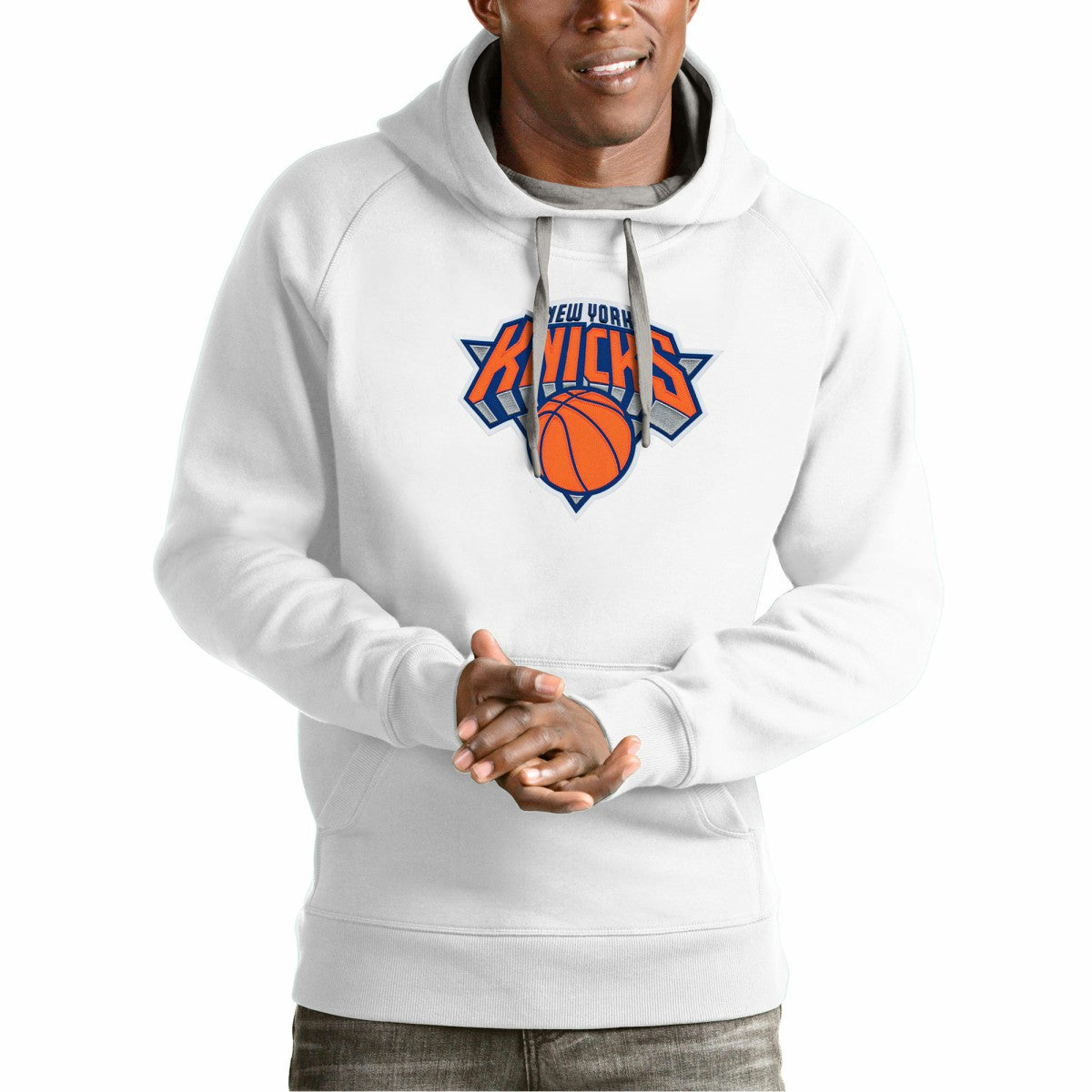 White New York Knicks Antigua Team Logo Victory Pullover Hoodie | NBA